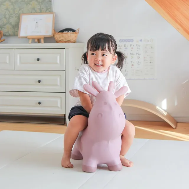 スキッピー（ゆるい顔の牛さん）にまたがる子ども